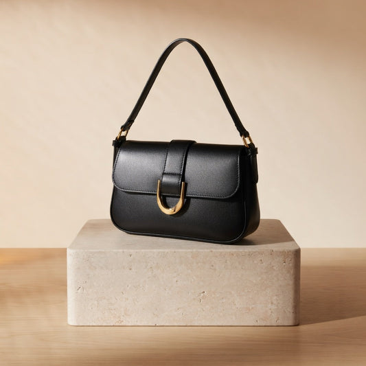 Bolso Baguette Piel Lacada con Herraje Dorado