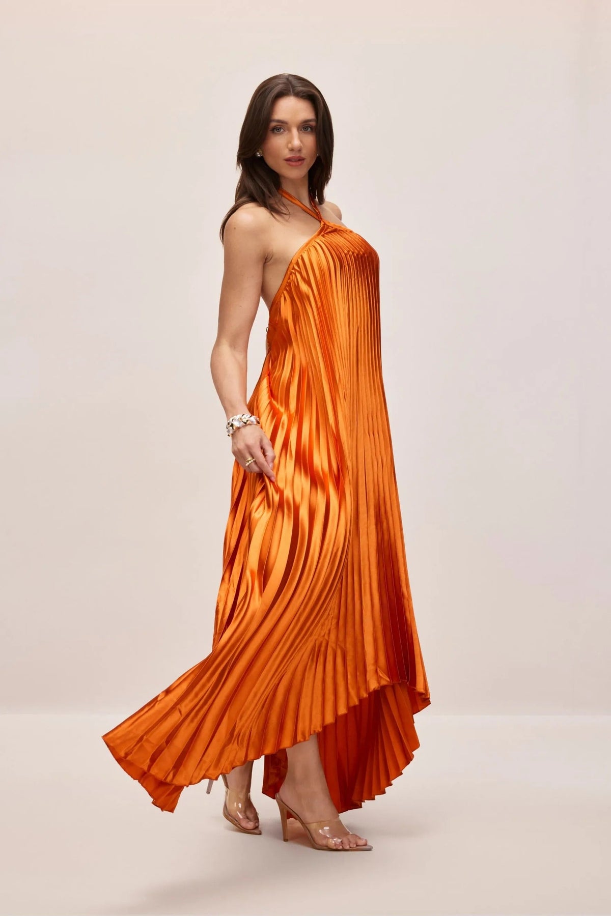 Vestido Noelia™: Elegancia fluida con un brillo sofisticado